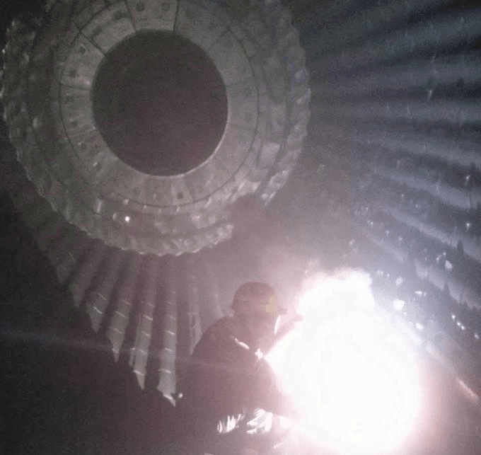 球磨機安裝焊接現場(chǎng)|江河機械