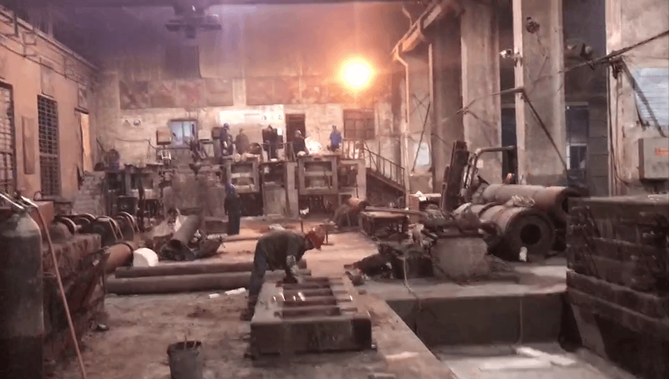 夜已很深了，江蘇江河機械生產(chǎn)車(chē)間依舊一片繁忙景象