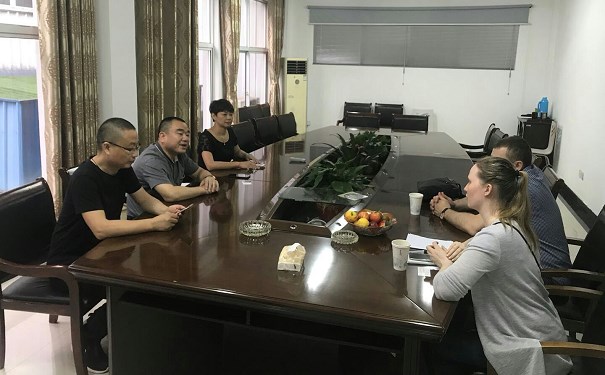 江蘇江河領(lǐng)導與俄羅斯客戶(hù)交談