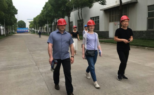 江蘇江河技術(shù)總監與俄羅斯客戶(hù)去車(chē)間
