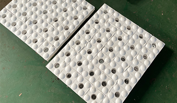 耐磨陶瓷襯板公司生產(chǎn)的是三合一陶瓷襯板嗎？