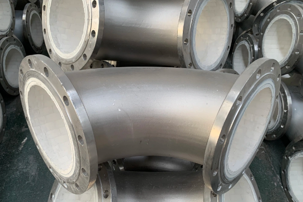 在工業(yè)生產(chǎn)中，物料輸送管道常常面臨磨損、腐蝕和高溫等復雜工況的挑戰.為了滿(mǎn)足這些苛刻條件,物料管304管道+95氧化鋁陶瓷的組合應運而生...