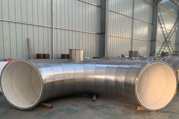 在工業(yè)生產(chǎn)中，物料輸送管道常常面臨磨損、腐蝕和高溫等復雜工況的挑戰.為了滿(mǎn)足這些苛刻條件,物料管304管道+95氧化鋁陶瓷的組合應運而生...